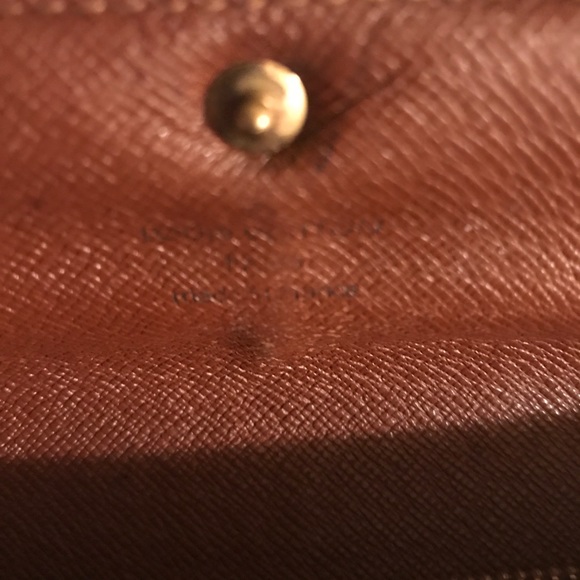 Louis Vuitton - Picture 3 of 5